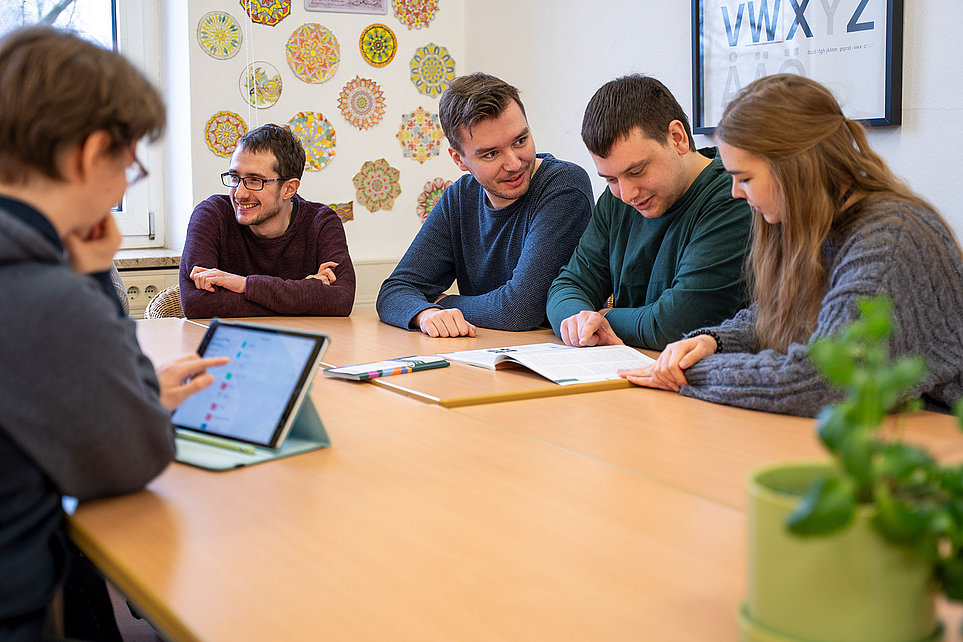 Studierende arbeiten gemeinsam an Lernunterlagen