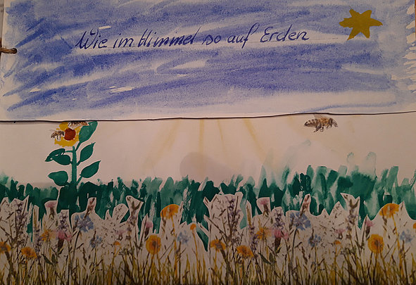 Handschriftlicher Schriftzug Wie im Himmel so auf Erden über Blumenwiese mit Bienen
