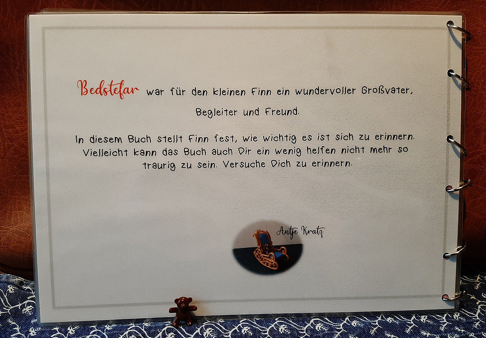Laminierte Titelseite mit Textbeginn Bedstefar und Wippstuhl-Illustration