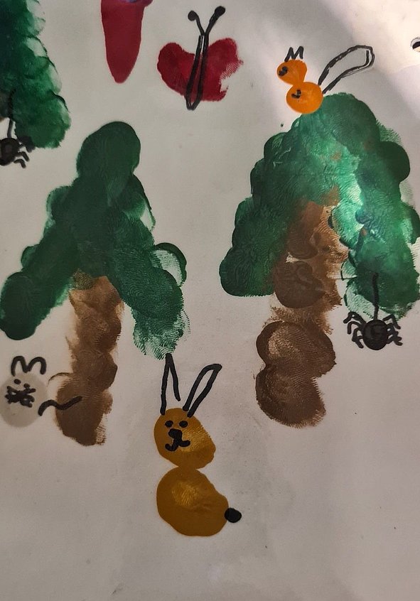 Kinderzeichnung mit grünen Bäumen, gelbem Hasen, Schmetterling und Spinne